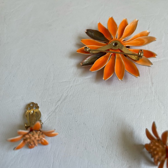 VINTAGE TIN ORANGE DAISY BROOCH MATCHING CLIP ON EARRINGS ENAMEL PAINT - Picture 6 of 7